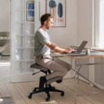 Varier-wing-Balans-ergonomic-kneeling-chair-office-chair-lifestyle2