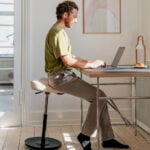 Varier-move-ergonomic-kneeling-chair-office-chair-lifestyle2