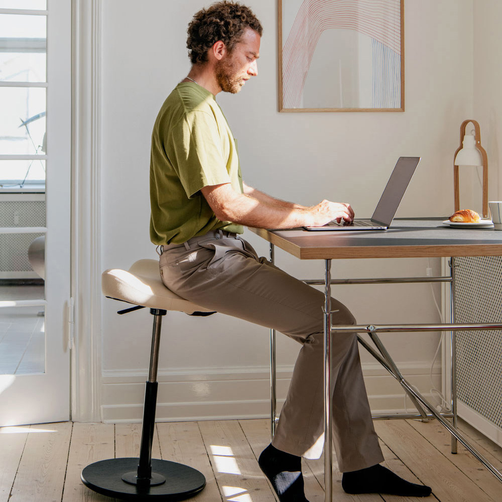 Varier-move-ergonomic-kneeling-chair-office-chair-lifestyle2